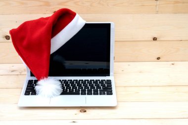boş ekran ve Santa Slaus şapka ile dizüstü bilgisayar