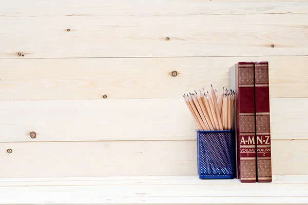 Concepto de libro de educación y lápices — Foto de Stock