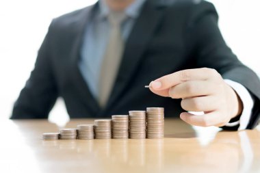 İş büyüyen para sikke yığını koyarak işadamı el. 