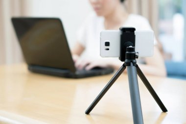 Kadının el laptop yaparken video yazmak
