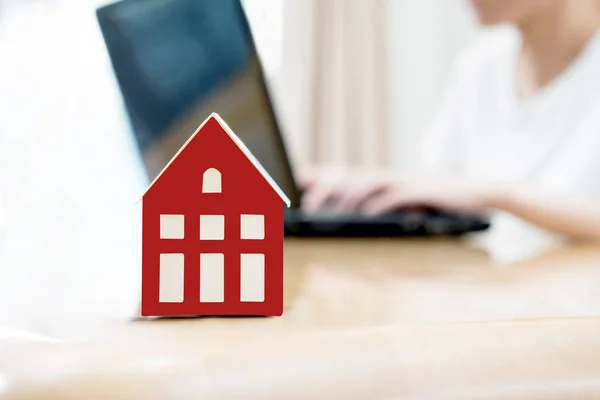 Searching the internet for real estate or new house — Stock Photo, Image