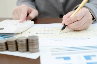 Kağıt grafik verilerinde hesap makinesi kullanarak kadını kapatma