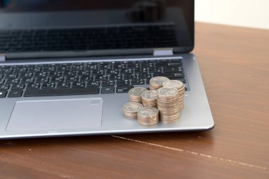 Para ve dizüstü bilgisayar masada