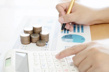 Madeni para lar ve grafik ile finans kavram analizi