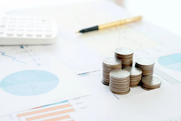 Caneta calculadora e moedas no relatório financeiro . — Fotografia de Stock