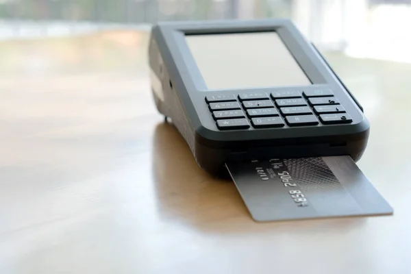 Payment terminal and credit card — Stock Photo, Image