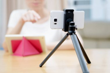 Kadın vlogger görüntüsü ipad bilgisayarı kullanıyor ve video çekiyor h