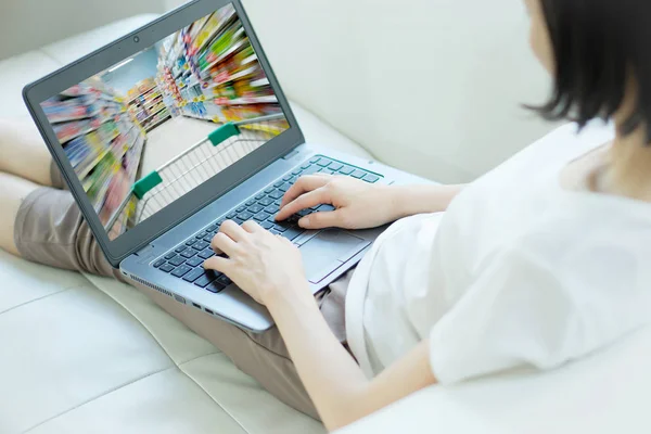 Ręczne pisanie laptopa z supermarketu Blur na ekranie — Zdjęcie stockowe