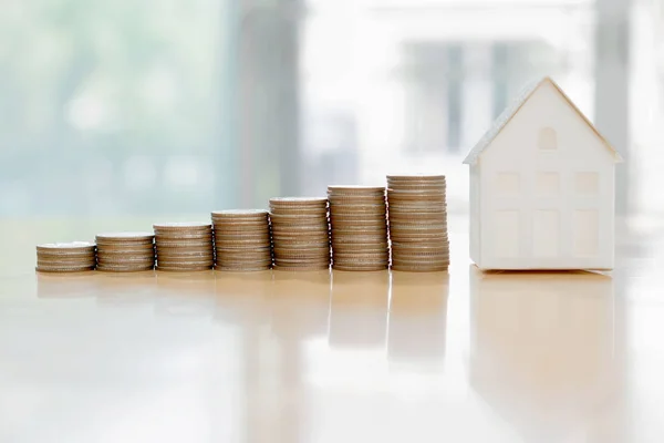 주택 모형 과 동전 돈, 저당 및 부동산 투자. — 스톡 사진