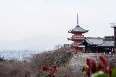 Kyoto, Japonya 17 Aralık 2017: Kiyomizu-dera Budist Tapınağı arazisi ve Kyoto silüeti