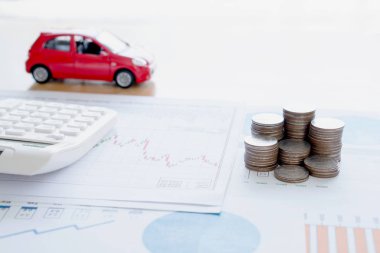 Mali rapor daki hesap makinesi ve madeni paralar.