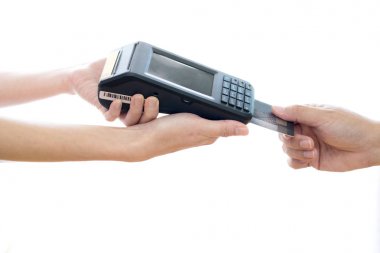 Kredi kartı okuyucuya yerleştirerek kadın