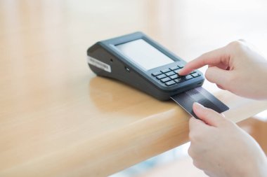 Kredi kartı ödeme sistemini kullanan bir kişinin yakın çekim