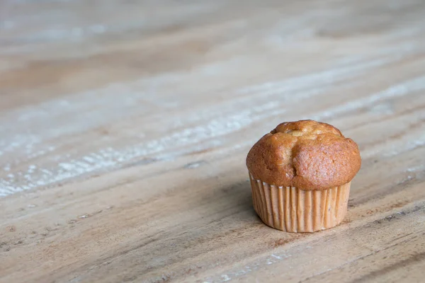 Bolo de xícara de banana na mesa — Fotografia de Stock