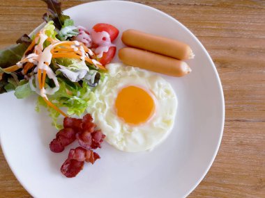 Tost üstüne yumurta, pastırma, jambon ve sosis bir closeup