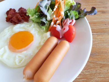 Tost üstüne yumurta, pastırma, jambon ve sosis bir closeup