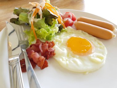 Tost üstüne yumurta, pastırma, jambon ve sosis bir closeup