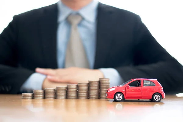 Persona que protege el aumento de monedas apiladas y coche —  Fotos de Stock