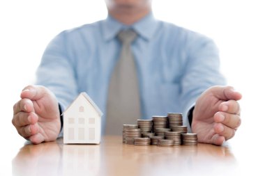 Sikke ve işadamı ile ev modeli artan yığın