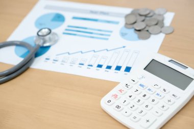Stetoskop kontrolü ile para yığını 