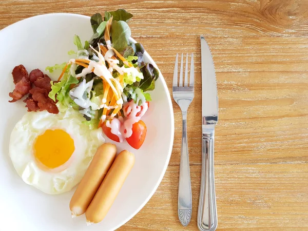 En närbild av ägg, bacon, skinka och korv ovanpå toast — Stockfoto