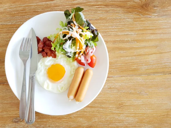 Eine Nahaufnahme von Eiern, Speck, Schinken und Wurst auf Toast — Stockfoto