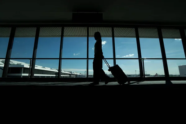 공항 터미널 여행 컨셉의 여행자 여성 및 수하물 — 스톡 사진