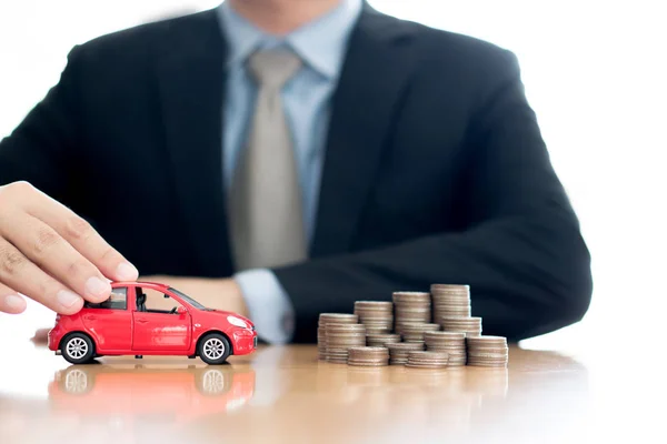 Persona que protege el aumento de monedas apiladas y coche —  Fotos de Stock