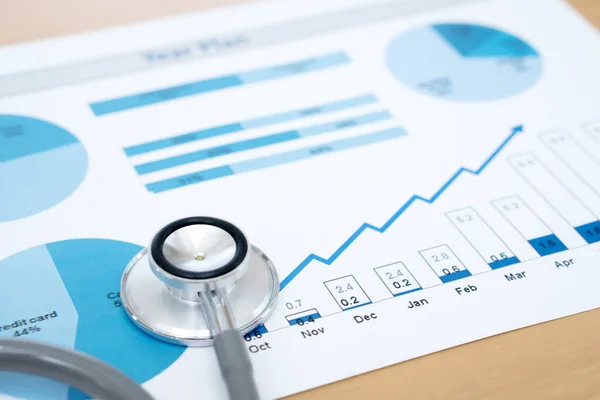 재무 보고서 차트 및 계산기 의료 보고서 및 스테토스 — 스톡 사진