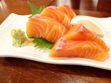 Wasabi ile taze somon sashimi 