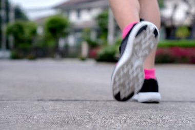 Bulanıklık: Asfaltta koşan genç kadın 