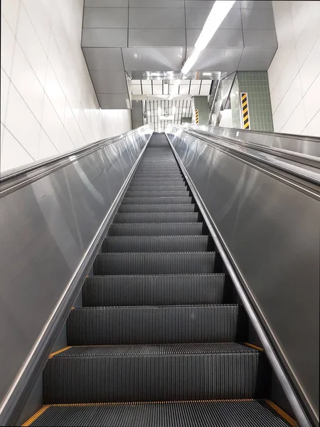Сучасний ескалатор та сходи на станції метро — стокове фото