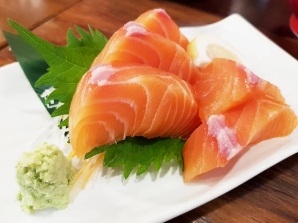 Sashimi cru au saumon sur un plat traditionnel japonais marron — Photo