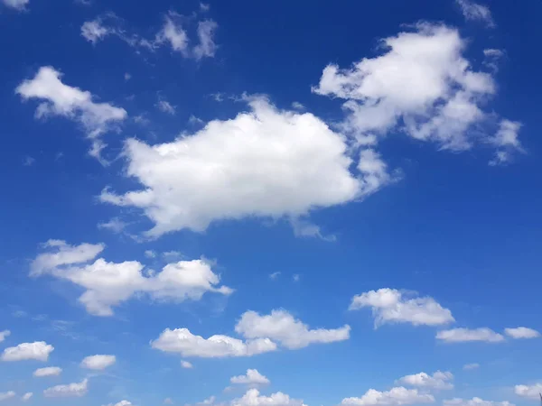 El cielo azul con nubes blancas — Foto de Stock