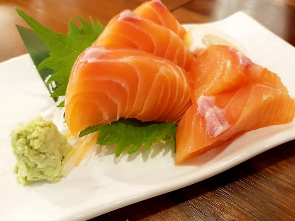 Sashimi de salmão fatiado, menu delicioso de comida crua japonesa — Fotografia de Stock