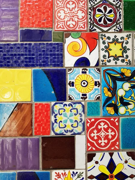 Красочное украшение стен керамической плитки — стоковое фото