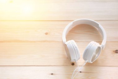 Kulaklıklar masada. Dinlenme konsepti