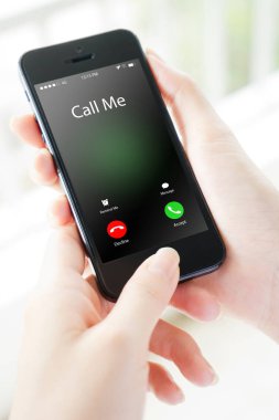 Kadınlar akıllı cep telefonu kullanarak borsayı analiz ederler.