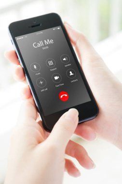 Kadınlar akıllı cep telefonu kullanarak borsayı analiz ederler.