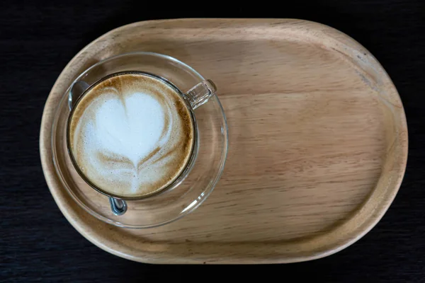 Café chaud latte cappuccino mousse spirale isolé — Photo