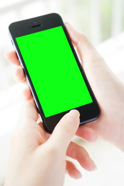 Telefono cellulare con verde ghiaione — Foto Stock