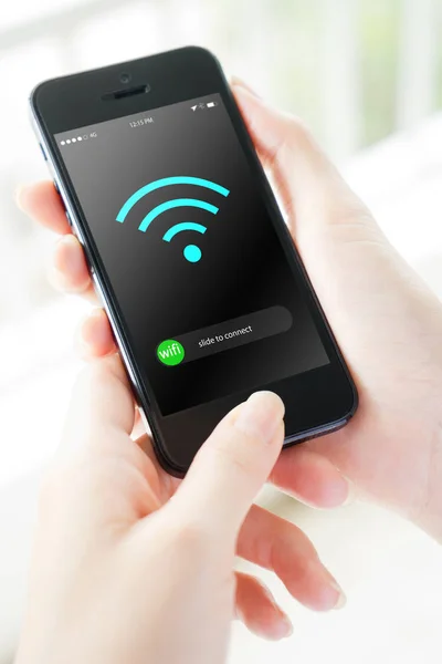 Kadınlar akıllı cep telefonu kullanarak borsayı analiz ederler.