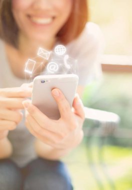 Kadın el akıllı telefon kullanarak bağlantı kavramı bize ulaşın