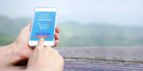Handheld-Handy zum Warenkorb hinzufügen Produkt zum Online-Kauf mit — Stockfoto