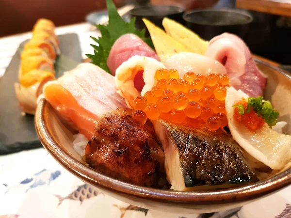 Kaisendon sushi don op rijst met houten achtergrond — Stockfoto