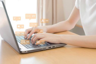 Dizüstü bilgisayar, Sosyal medya ve c ile sosyal ağ kullanarak kadın eller