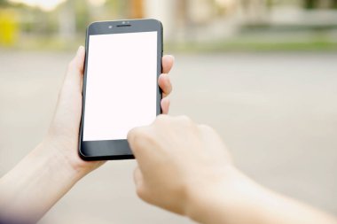 Cep telefonunu kullanan kadın.