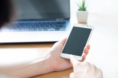 Dizüstü bilgisayar ve akıllı telefon stok fotoğraf kullanarak iş kadını