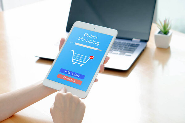 Женщина делает покупки в Интернете дома, бизнеса и современного образа жизни кон
