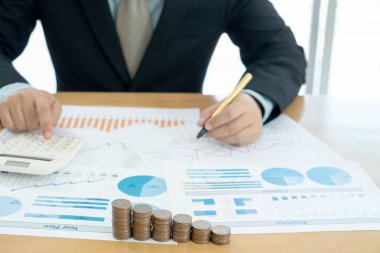 hesap makinesi ve tablet ile kullanarak işadamı yığılmış paralar arran